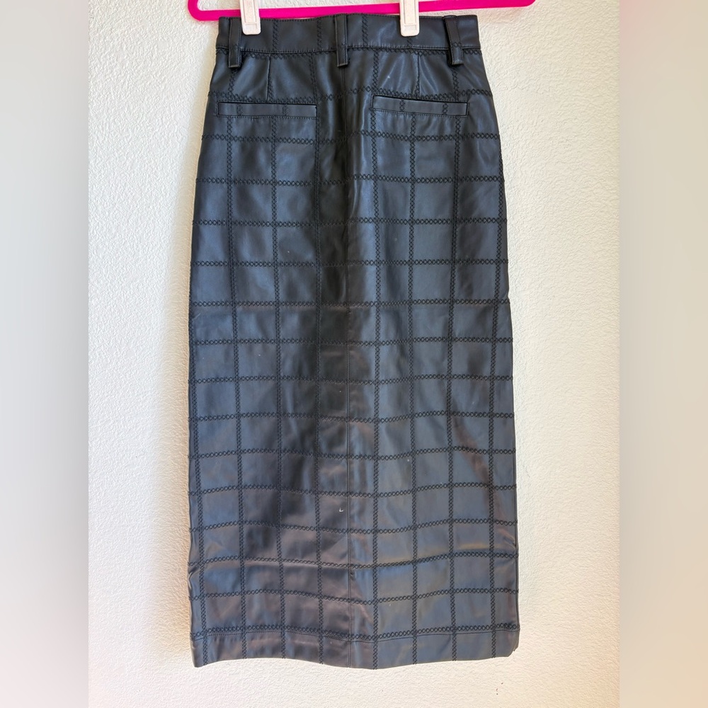 Elegant Black Checkered Pencil Skirt - Picture 4 of 5